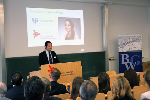 Prof. Dr. Oliver Read hält die Laudatio auf die Preisträgerin.