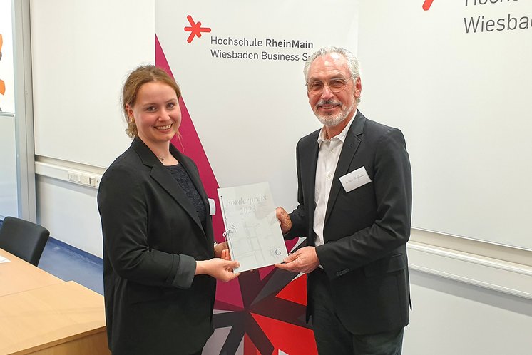 Foto BGW-Preisträgerin 2023: Victoria Klemm (B.Sc. / Gesundheitsökonomie) mit dem BGW-Vorsitzenden Klaus Hoffmann | © Hochschulkommunikation, Hochschule RheinMain