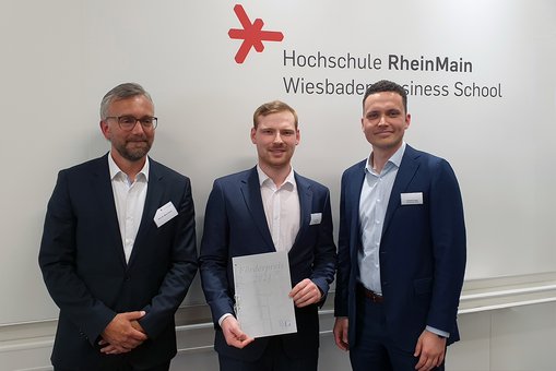 BGW-Preisträger Vincent Mihm mit Laudator Prof. Dr. Mark Elsner (li.) und dem BGW-Vorsitzenden Konstantin Schulz (re.)